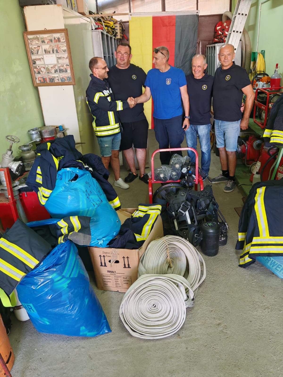 Predstavnik Deutsche Feuerwehrhilfe e.V. predstavnici VZO Bebrina tijekom primopredaje