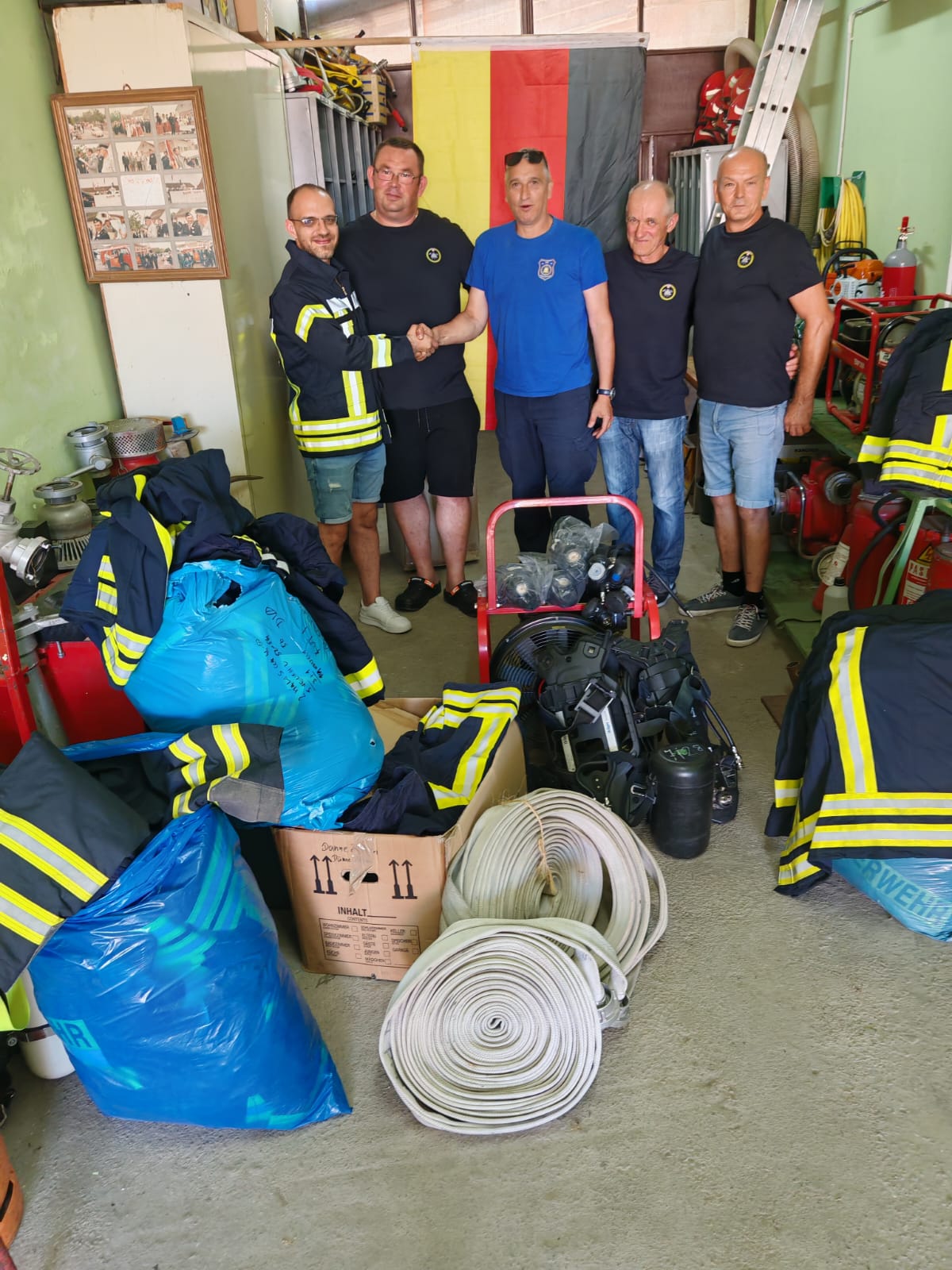 Zajednička fotografija tijekom primopredaje donacije