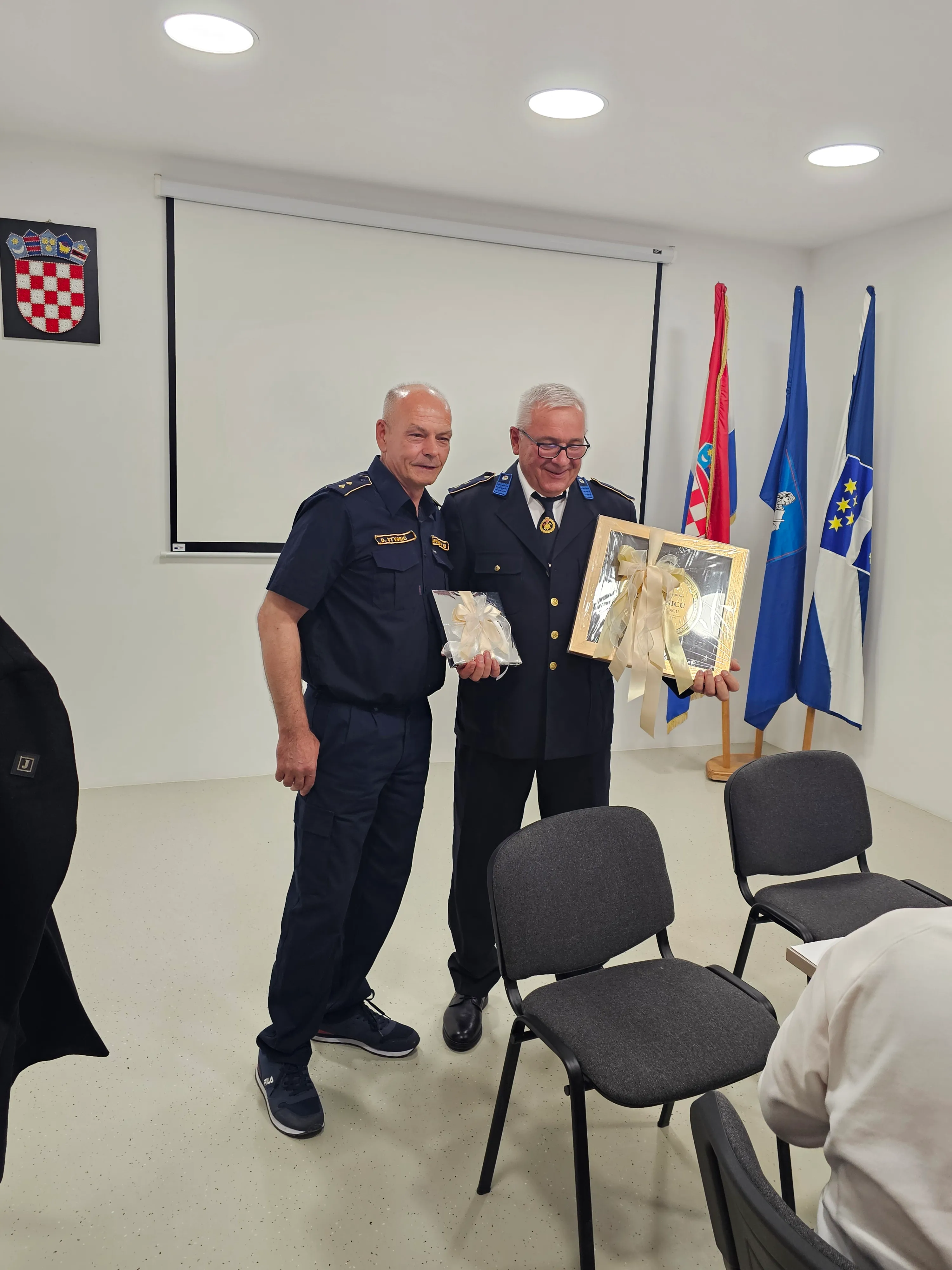Zajednička fotografija zapovjednika i bivšeg predsjednika VZO Bebrina